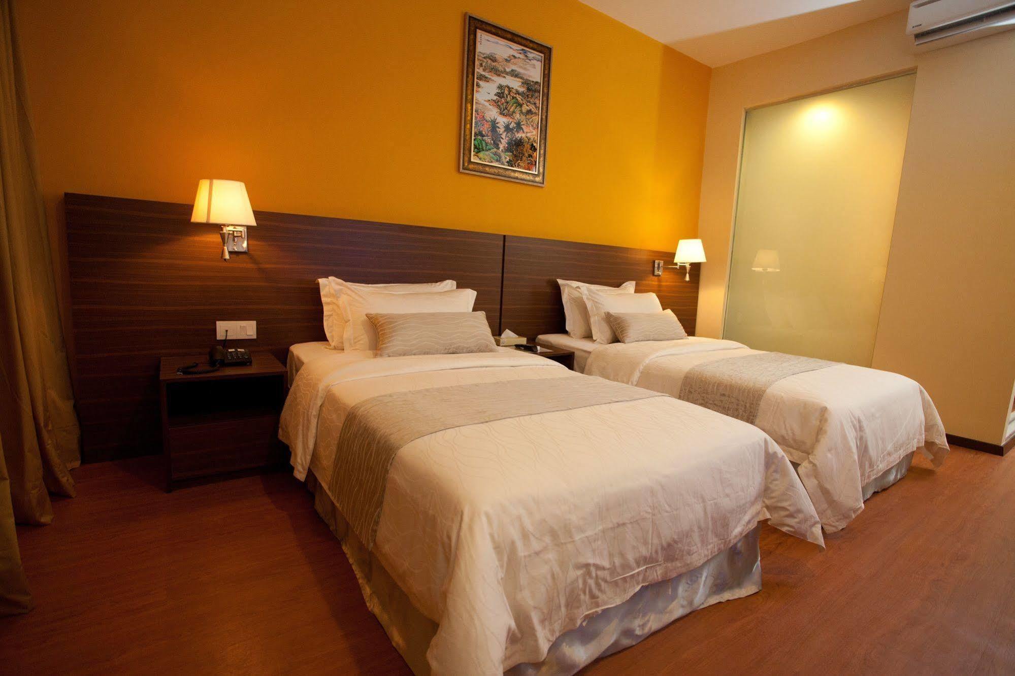 Pine Tree Hotel Batu Pahat Exterior foto